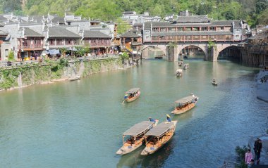 Fenghuang turist ile ahşap tekneler