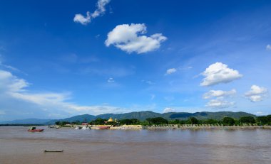 Altın Triangel görünümünü clound ve mavi gökyüzü güneşli gün ile