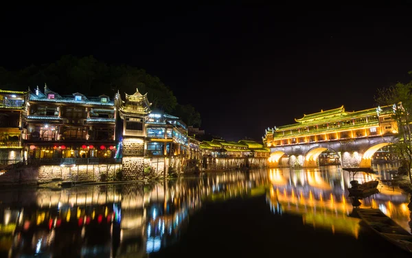 Feng Huang l'ancienne ville la nuit — Photo