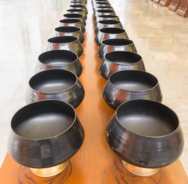 Esmola-tigela do Monge sobre a mesa no templo tailandês . — Fotografia de Stock