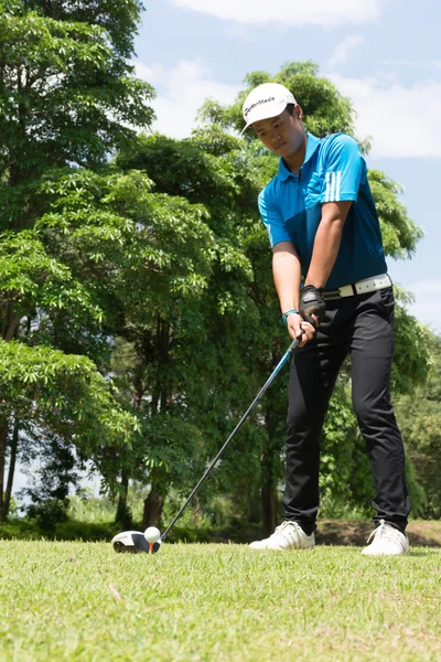 Tailandês jovem jogador de golfe em ação . — Fotografia de Stock