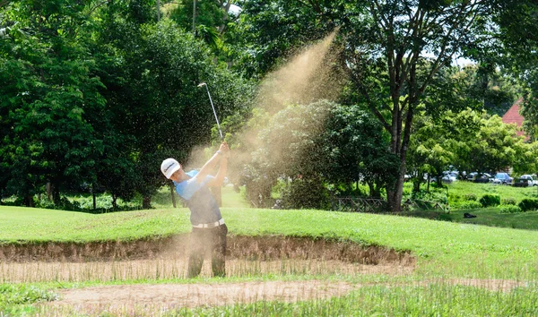 Tailandês jovem jogador de golfe em ação . — Fotografia de Stock