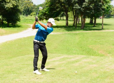 Tay genç golf oyuncu eylem.