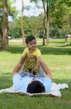 Baba ile oğlu bahçesinde oynarken