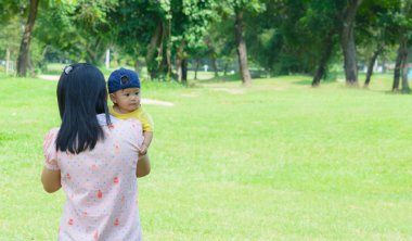 ASEAN yaz parkta onun küçük oğlu olan kadın