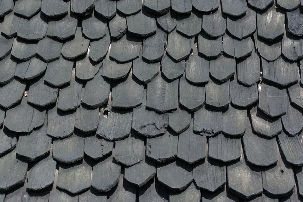 A telha de madeira preta do telhado — Fotografia de Stock