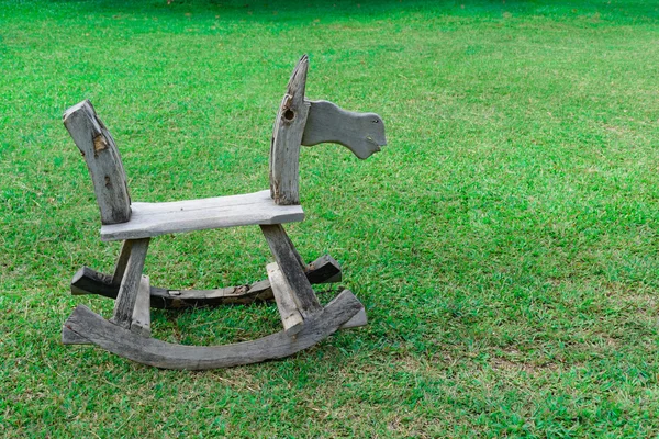 緑の草のテクスチャに古い木の椅子 — ストック写真