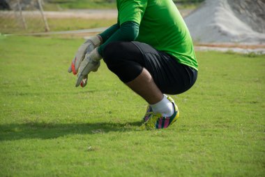 Kaleci futbol sahası bacaklarına oturmak