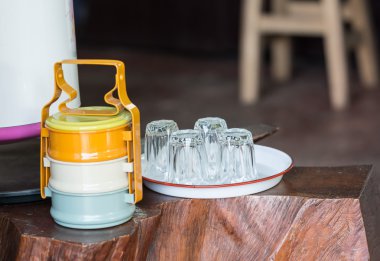 dört boş açık cam renkli foo tepsiye ters koymak