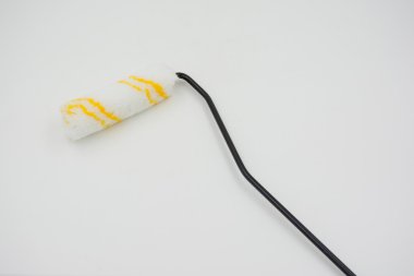 Beyaz arka plan üzerinde küçük boya silindiri