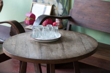 Beyaz tepsi üzerinde altı gözlük tarafı yukarı ile na ahşap masa koymak