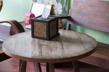 sepet örgüsü doku yay natura ile halka açık bir kafede ahşap tablo