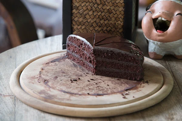 Four pieces of delicious vegan dark chocolate cake on wood tray — Stock Photo, Image