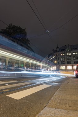 Şehirde araba hafif kuyruğu