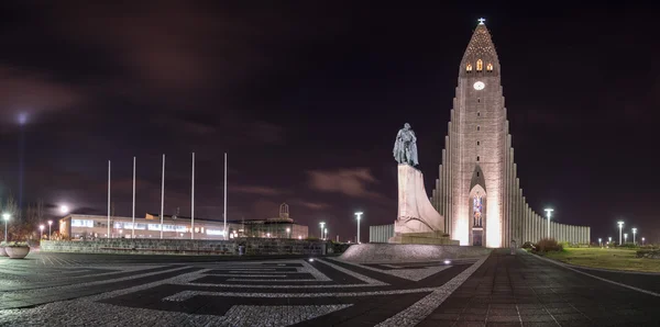 Till kyrkan Hallgrimskirkja Reykjavik Island tagit på natten — Stockfoto