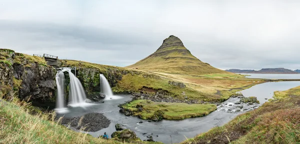 Kirkjufellsfoss wasserfall und kirkjufell mountain, island — Stockfoto
