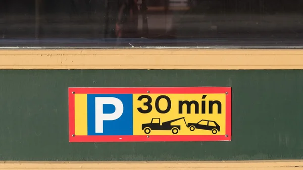 限制停车 30 分钟标志，附加在混凝土墙上 — 图库照片