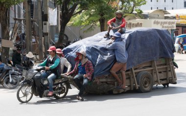 İşçiler motosiklet ve Tayland-Kamboçya sınır kasabası sepeti malın taşıma