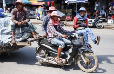 İşçiler motosiklet ve Tayland-Kamboçya sınır kasabası sepeti malın taşıma