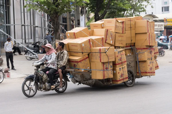 Motosiklet ve araba Poipet tarafından ürünler işçi taşıma