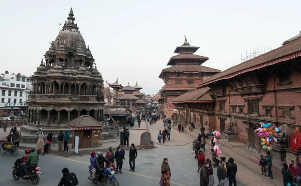 Nepalí y turista en Patan Durbar . — Foto de Stock