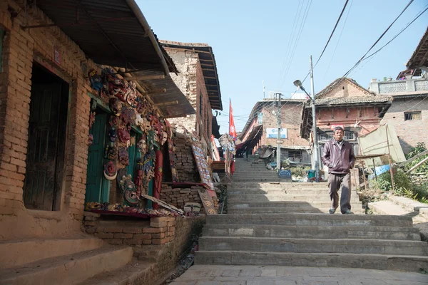 Неопознанный человек прогуливается по туристической достопримечательности Непала — стоковое фото
