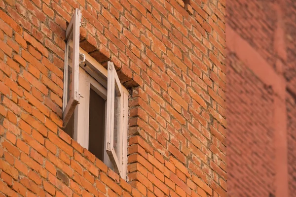 Ανοίξτε παράθυρο ξύλου σε πορτοκαλί τούβλο κτίριο — Φωτογραφία Αρχείου