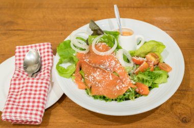 Beyaz tabak içinde somon salata