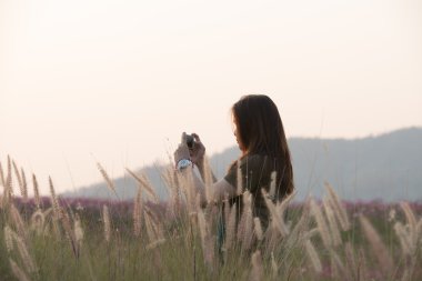 Bahçede fotoğrafta güzel genç kadın kullanım akıllı telefon