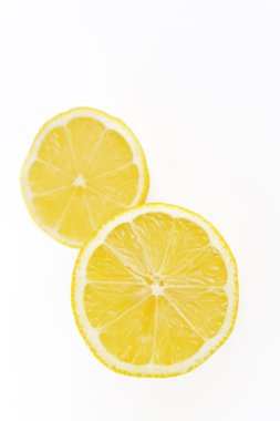 Beyaz arkaplanda limonlar