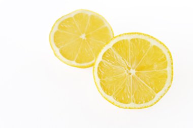 Beyaz arkaplanda limonlar