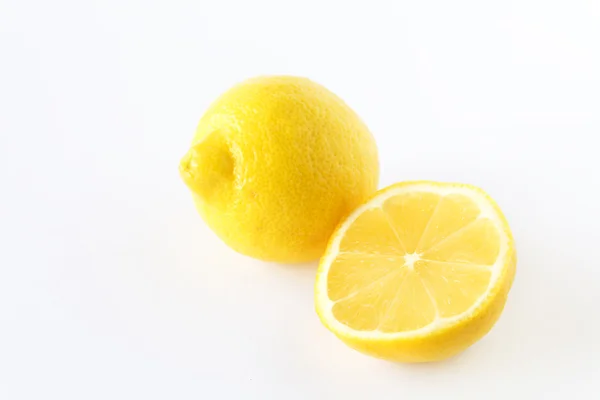 Limões sobre um fundo branco — Fotografia de Stock