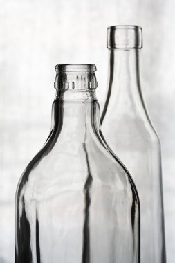 İki açık kristal şişe