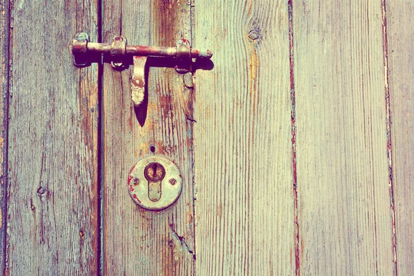 Pintu kayu tua dan lubang kunci — Stok Foto