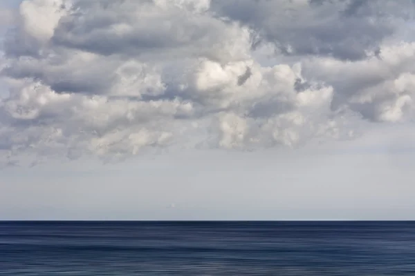 Zamračená obloha a moře — Stock fotografie