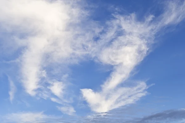 Beautiful blue sky with an arrow shaped cloud — Stock Photo, Image
