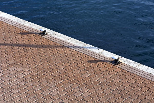 Detail of berth and blue sea — Stock Photo, Image