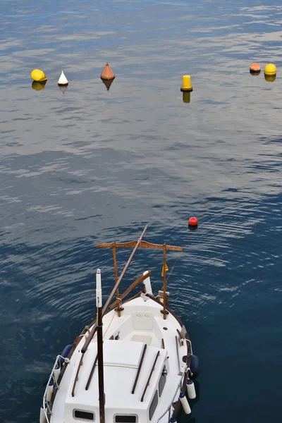 Détail d'un bateau de pêche et bouées colorées — Photo