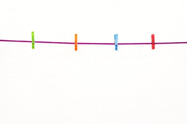 Giysi pimleri ve beyaz zemin üzerine ip