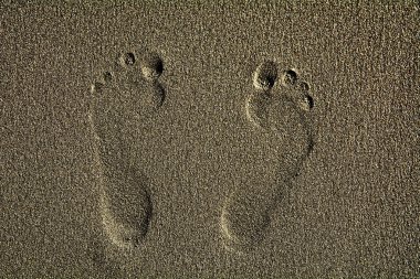 Kumda ayak izleri var.