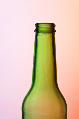 Yeşil bira şişesi renkli bir arka plan