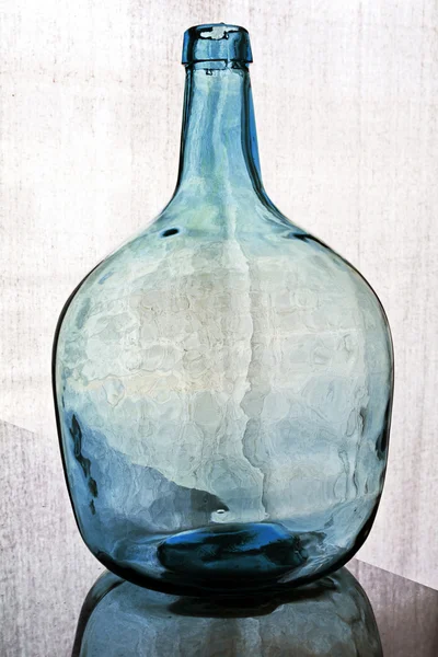 Oude blauwe crystal fles — Stockfoto