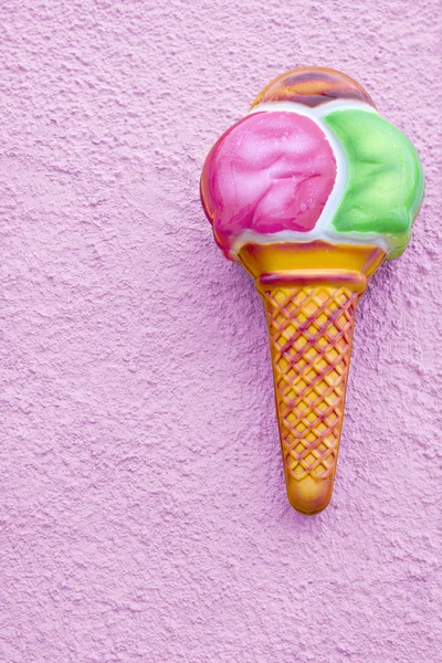Sinal de salão de sorvete colorido em um fundo Imagens Royalty-Free