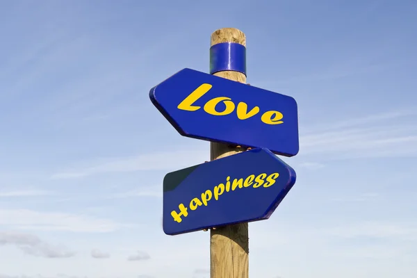 Houten en metalen teken post met de woorden liefde en happines geschreven op het — Stockfoto