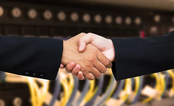 サイアン スカイ クラウドで握手背景協力コンセプト — ストック写真