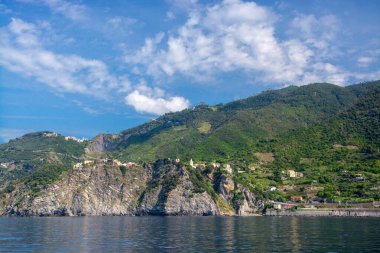 Corniglia, Cinque Terrea 'da denize yakın olmayan tek köydür. Bunun yerine, yaklaşık 100 metre yüksekliğindeki bir gökdelenin tepesinde.. 