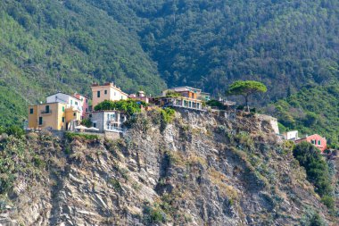 Corniglia, Cinque Terrea 'da denize yakın olmayan tek köydür. Bunun yerine, yaklaşık 100 metre yüksekliğindeki bir gökdelenin tepesinde.. 