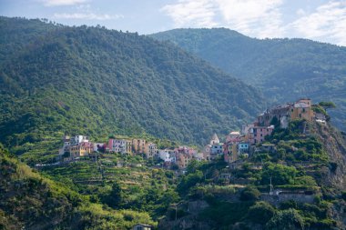 Corniglia, Cinque Terrea 'da denize yakın olmayan tek köydür. Bunun yerine, yaklaşık 100 metre yüksekliğindeki bir gökdelenin tepesinde.. 