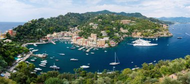 Liguria 'daki Portofino, İtalyan balıkçı köyü ve tatil beldesi, ünlü ve sanatsal ziyaretçilerle birlikte ünlü limanı ve tarihi birliği ile ünlüdür..