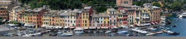 Liguria 'daki Portofino, İtalyan balıkçı köyü ve tatil beldesi, ünlü ve sanatsal ziyaretçilerle birlikte ünlü limanı ve tarihi birliği ile ünlüdür..